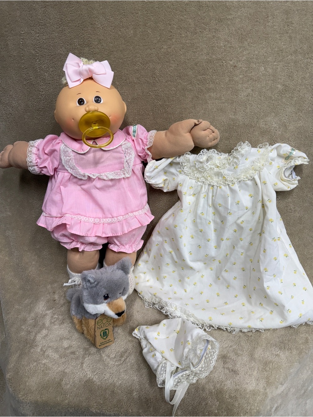 VTG Cabbage Patch kid girl doll blonde brown eyes W/PACI 2 CPK outfits free plus